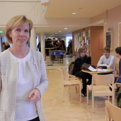 Justitieminister Anna-Maja Henriksson i Jakobstads svenska gymnasium