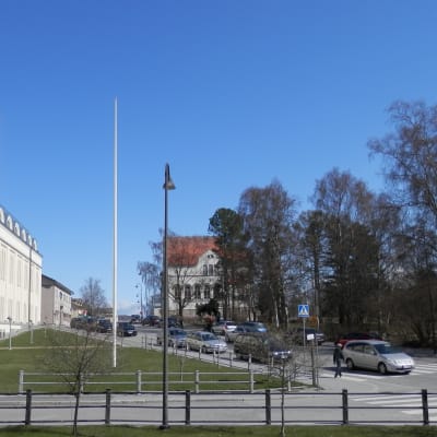 Svenska och finska gymnasiet finns för tillfället i samma byggnad i Jakobstad