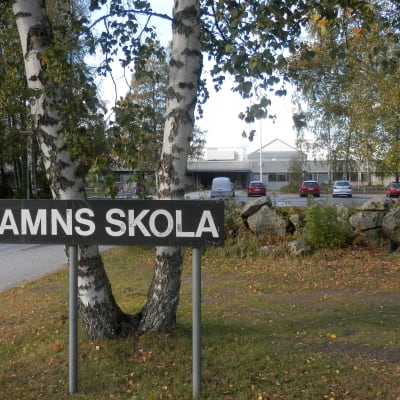 Invandrarundervisningen i svenska sker i en källare i Oxhamns skola