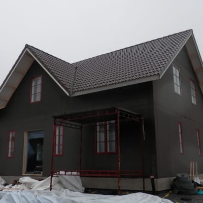 Sara Nilssons familj bygger hus i Jakobstad