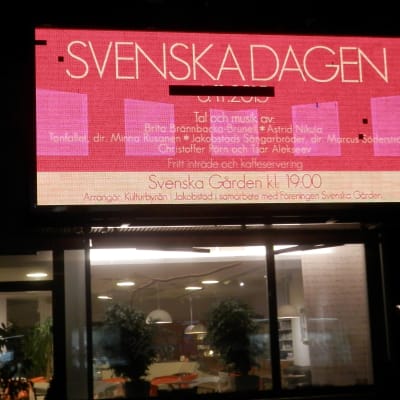 Elektronisk reklamskylt i centrum av Jakobstad