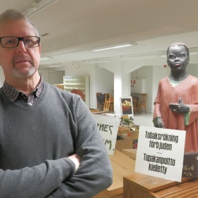 Museichef Guy Björklund i Jakobstad bland tobaksmuseets packlådor