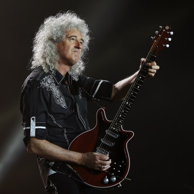 Brian May spelar gitarr på scen i Barcelona 2016.