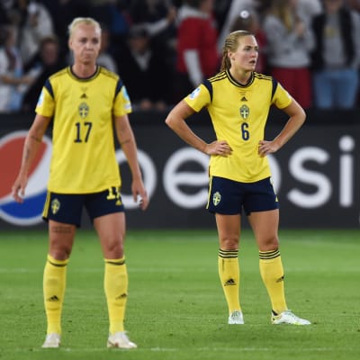 Svenska spelare surar på planen i EM-matchen mot England.