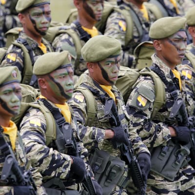 Filippinska soldater i parad.