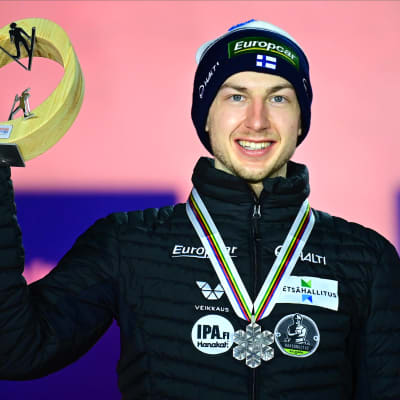 Ilkka Herola under medaljceremonin i VM i Oberstdorf 2021.