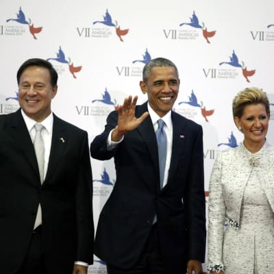 Barack Obama tillsammans med Panamas president Juan Carlos Varela och presidentfrun Lorena Castillo.