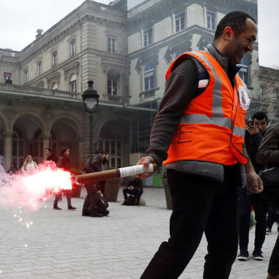 Pprotester utanför tågstationen Gare de l'Est i Paris.