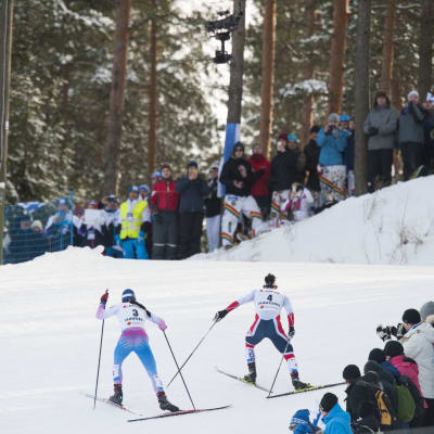 Marit Björgen rycker iväg från Krista Pärmäkoski, VM-skiathlon, 2017.