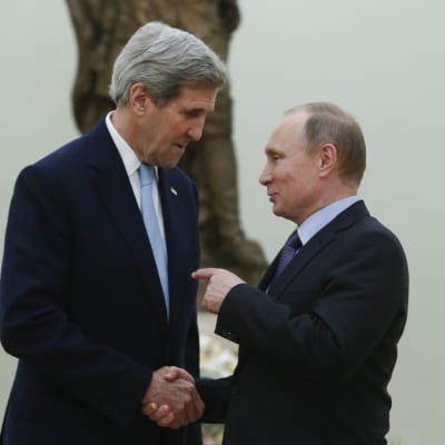 Rysslands president Putin välkomnar USA:s utrikesminister Kerry vid ett möte i Kreml