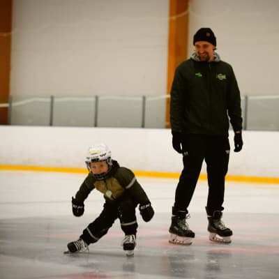 Janne Tuunanen åker skridskor tillsammans med sonen