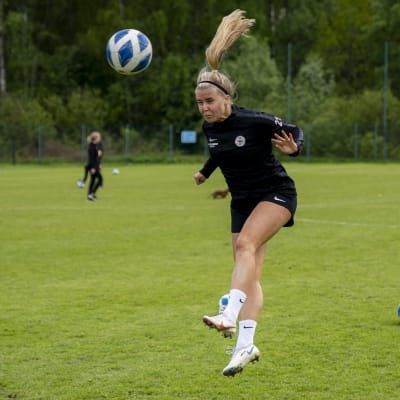 Jalkapalloilija Amanda Rantanen puskee palloa