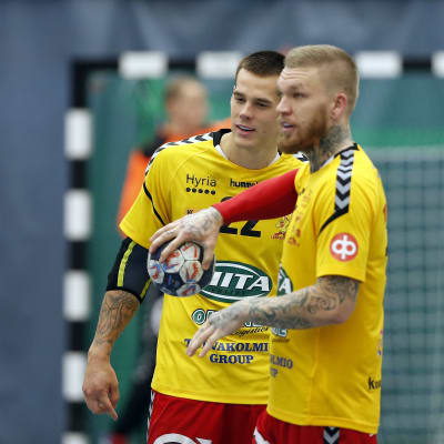 Teemu Tamminen och Nico Rönnberg lägger upp taktiken under en match i FM-ligan i handboll.