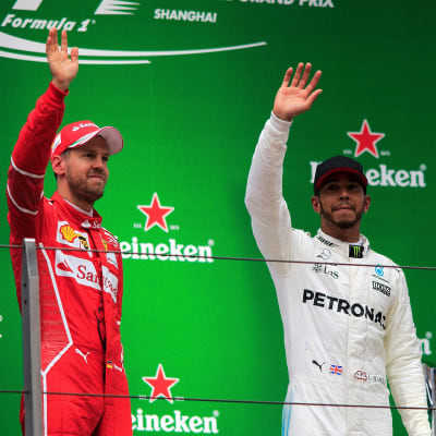 Sebastian Vettel och Lewis Hamilton vinkar