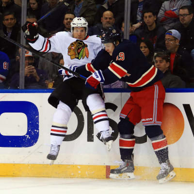 Kimmo Timonen blir tacklad av Jesper Fast den 18.3.2015.