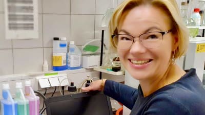 Forskaren Mai Uibu visar sin bärbara dator, den viktigaste delen i laboratoriet vid Tallinns tekniska universitet, där hon jobbar.