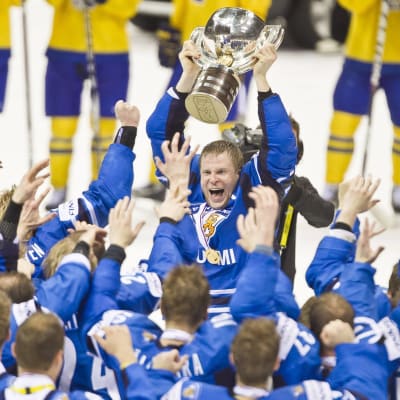 Mikko Koivu lyfter bucklan efter finalsegern i ishockey-VM 2011.