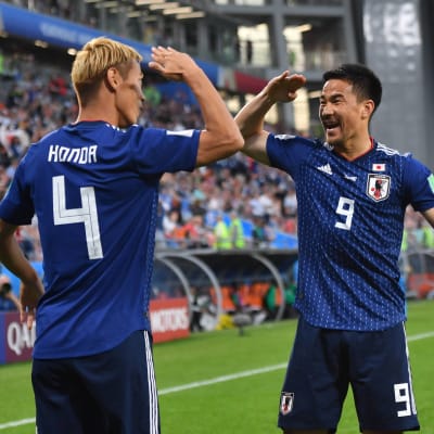 Keisuke Honda och Shinji Okazaki firar mål.