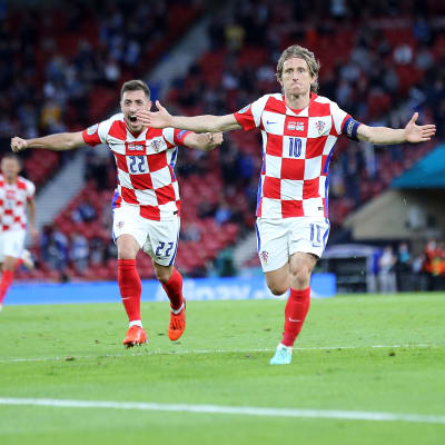 Luka Modrić firar ett kroatiskt ledningsmål.