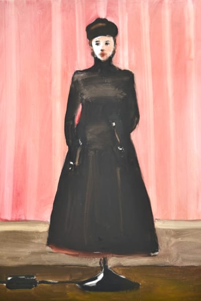 Målning av kvinna i svart dräkt som sitter fast i något som liknar en lampfot.