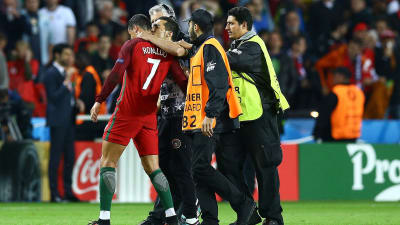 Cristiano Ronaldo tog några bilder med en supporter efter matchen mot Österrike.