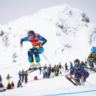 Anna Holmlund åker skicross för Sverige.