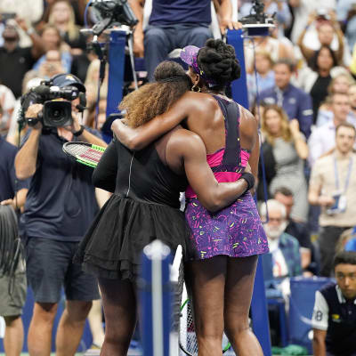 Systrarna Williams kramar varandra efter match i US Open.