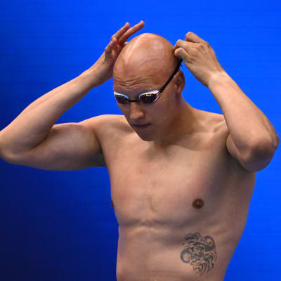 Matti Mattsson asettelee uimalasejaan.