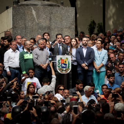 Presidentiksi julistautunut oppositiojohtaja Juan Guaidó puhui perjantaina kannattajilleen.