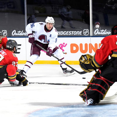 Coloradon Mikko Rantanen yrittää maalintekoa NHL:n ulkoilmaottelussa. 