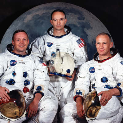 Tre män i rymddräkter. Från vänster Neil Armstrong, Michael Collins och Buzz Aldrin.