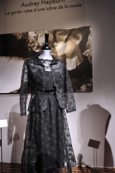 Svart cocktailklänning, designad av Hubert de Givenchy,  som har burits av skådespelerskan Audrey Hepburn  (i filmen 'How to Steal a Million Dollars' )