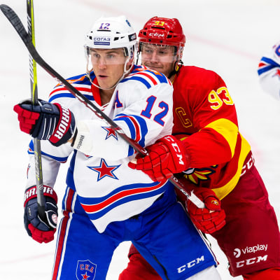 Jokerits Peter Regin försöker få stopp på SKA:s Jori Lehterä.