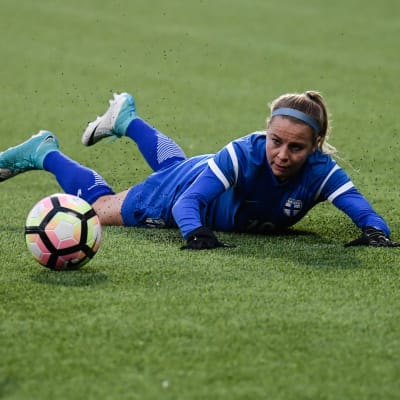 Emmi Alanen har ögat på bollen under en VM-kvalmatch i fotboll.