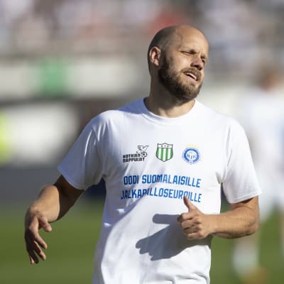 Teemu Pukki lämmittelemässä ennen San Marino -ottelua.