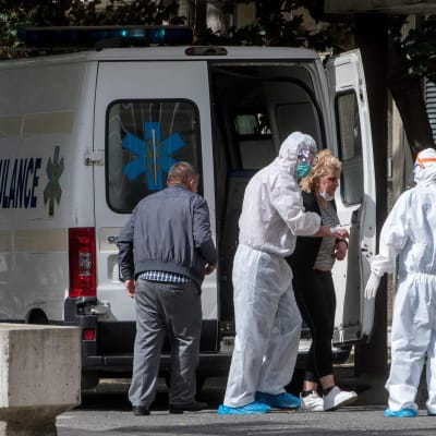 Koronaviruspotilasta siirretään ambulanssilta sairaalaan heinäkuussa Pohjois-Makedonian pääkaupungissa Skopjessa.