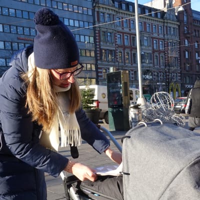 Hanna Ekqvist med barnvagn i Helsingfors.