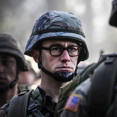 Edward Snowden (Joseph Gordon-Levitt) står som soldat i led.