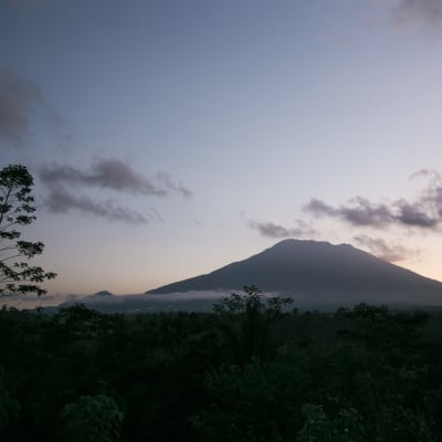 Den 2880 meter höga aktiva vulkanen Gunung Agung kan få ett utbrott när som helst enligt myndigheter
