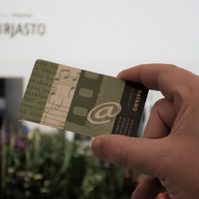 Ratamo-kirjastojen kortti kädessä