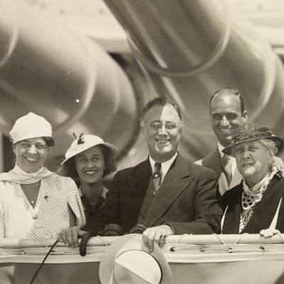 Presidentti Franklin Roosevelt ja rouva Eleanor Roosevelt risteilijä Indianapolisin kannella 1934