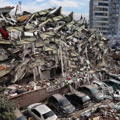 Sortuneita rakennuksia Kahramanmarasissa Turkissa, lähellä järistyksen keskustaa,  7. helmikuuta.