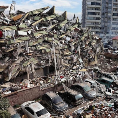 Maanjäristyksessä tuhoutunut rakennus.