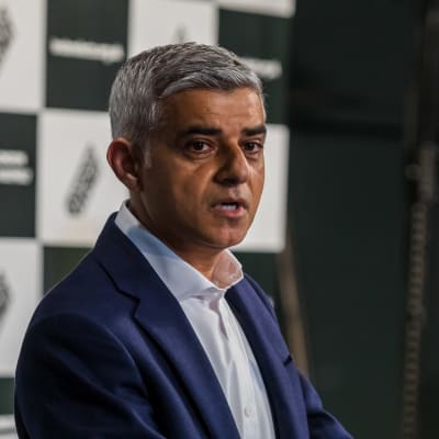 Työväenpuolueen Sadiq Khan puhui tiedotusvälineille voitettuaan Lontoon pormestarinvaalit.