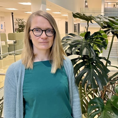 Tutkija Tiia Haapaniemi seisoo Tampereen yliopiston Arvo-rakennuksen käytävällä.