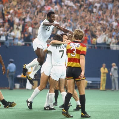Pelé juhlimassa maalia noin vuonna 1977.