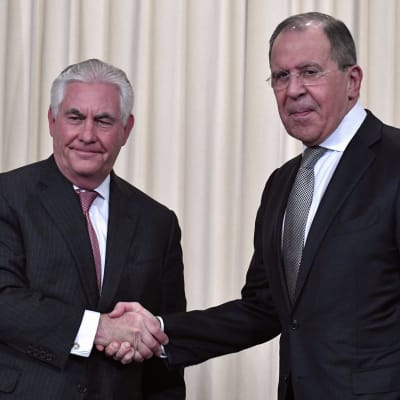 USA:s utrikesminister Rex Tillerson och Rysslands utrikesminister Sergej Lavrov efter en presskonfens i Moskva den 12 april 2017.