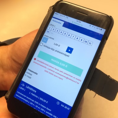 En smarttelefon, med Veikkaus hemsida öppen där det står att ålänningar inte längre kan spela på trav på fastlandet.