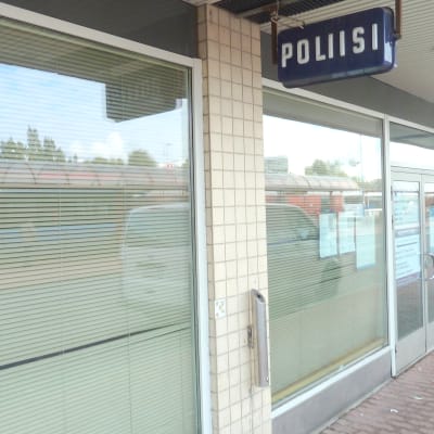 Polisskylten vid verksamhetsstället i Östra centrum (upphör 20.9.2014).