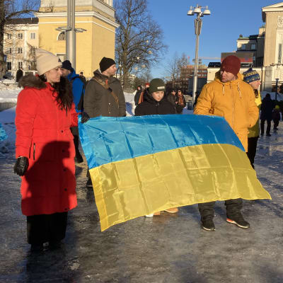 Mielenosoituksen väkeä Keskustorilla Tampereella.